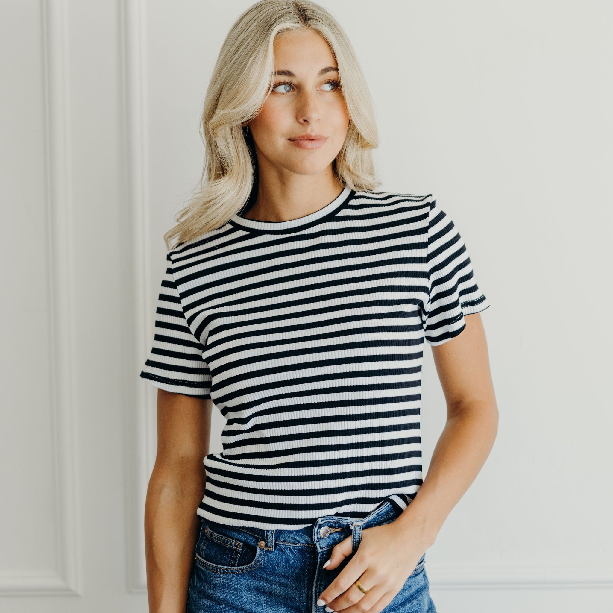 STRIPED RIBBED TEE IN BLACK