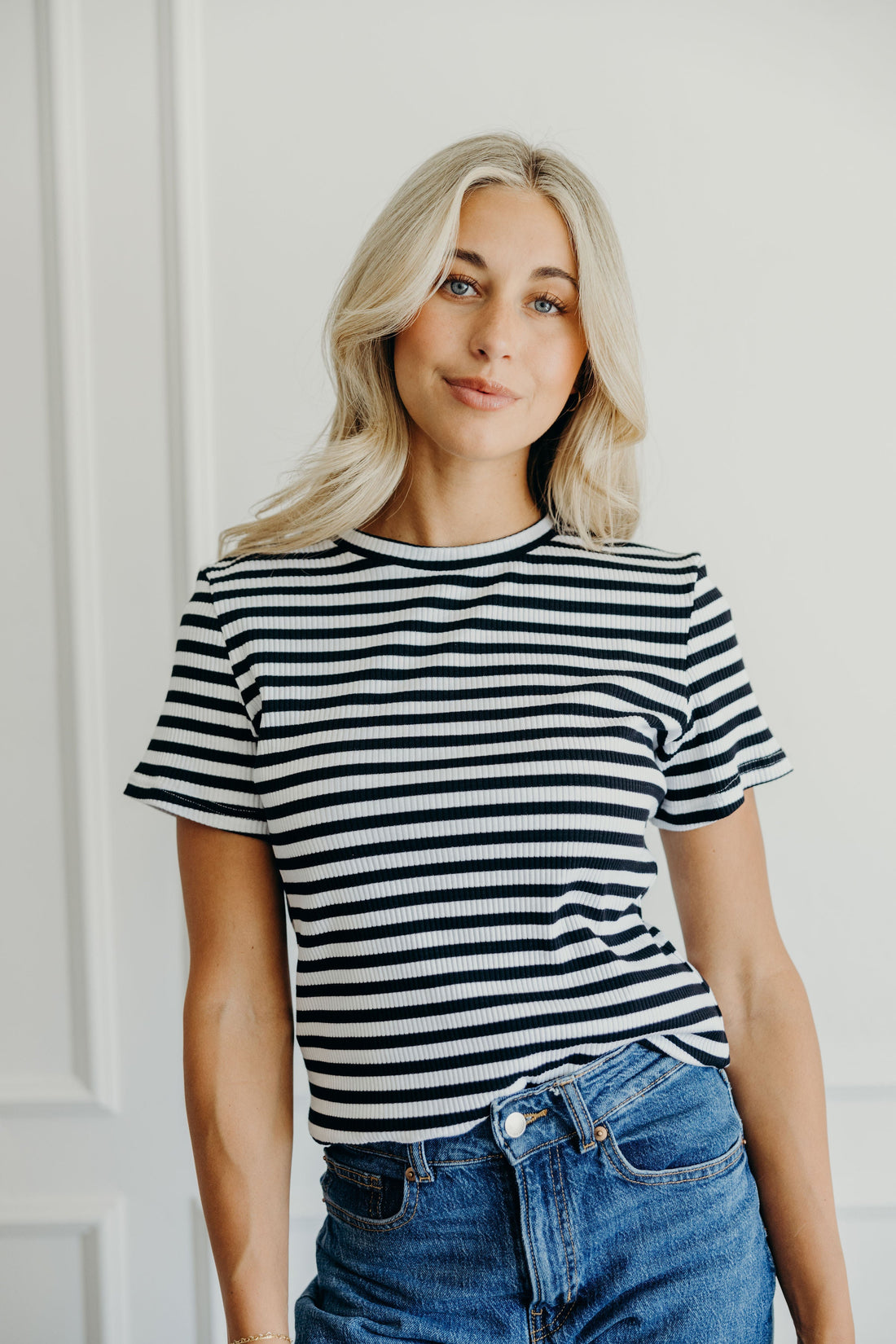 STRIPED RIBBED TEE IN BLACK