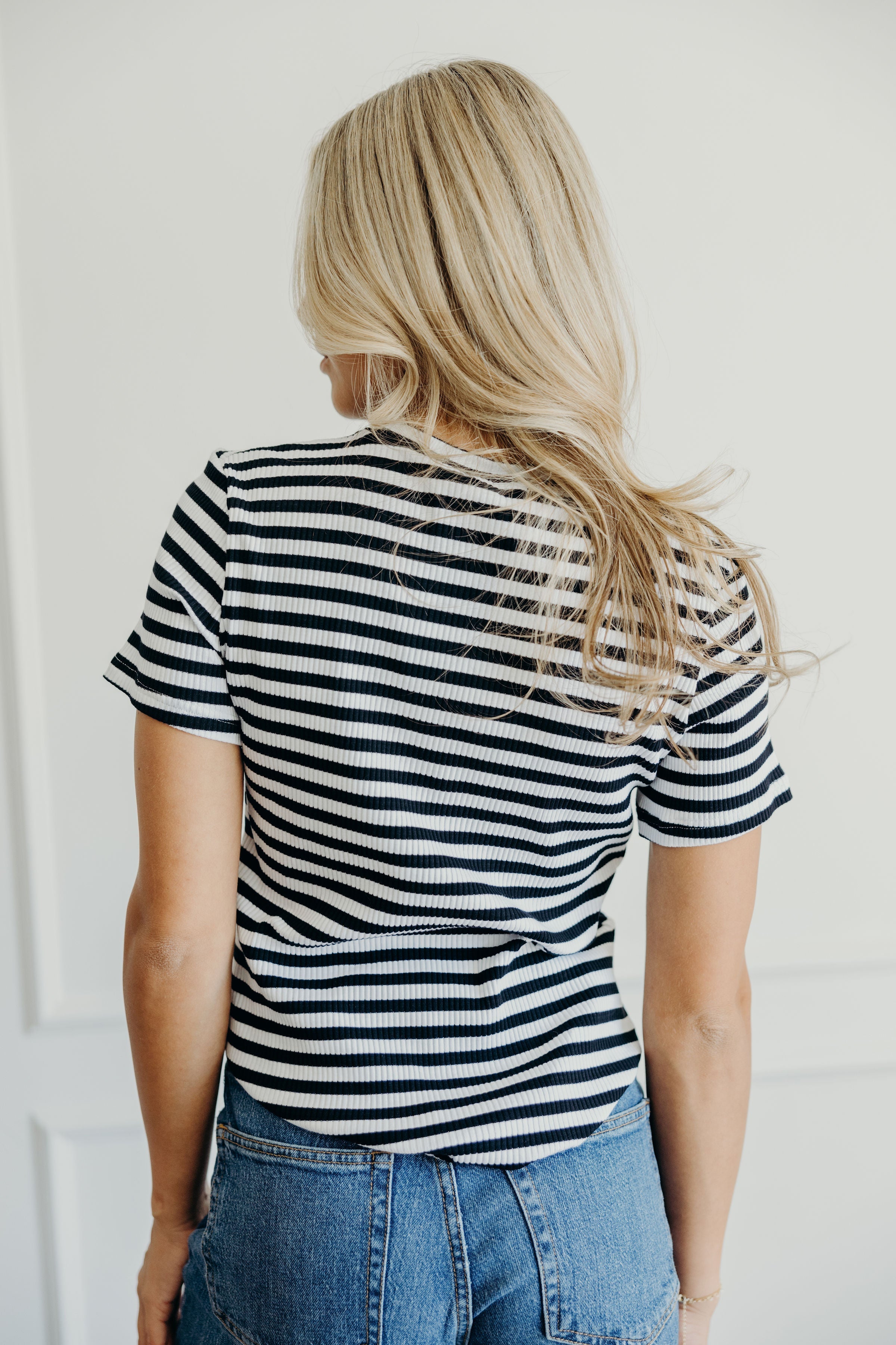 STRIPED RIBBED TEE IN BLACK