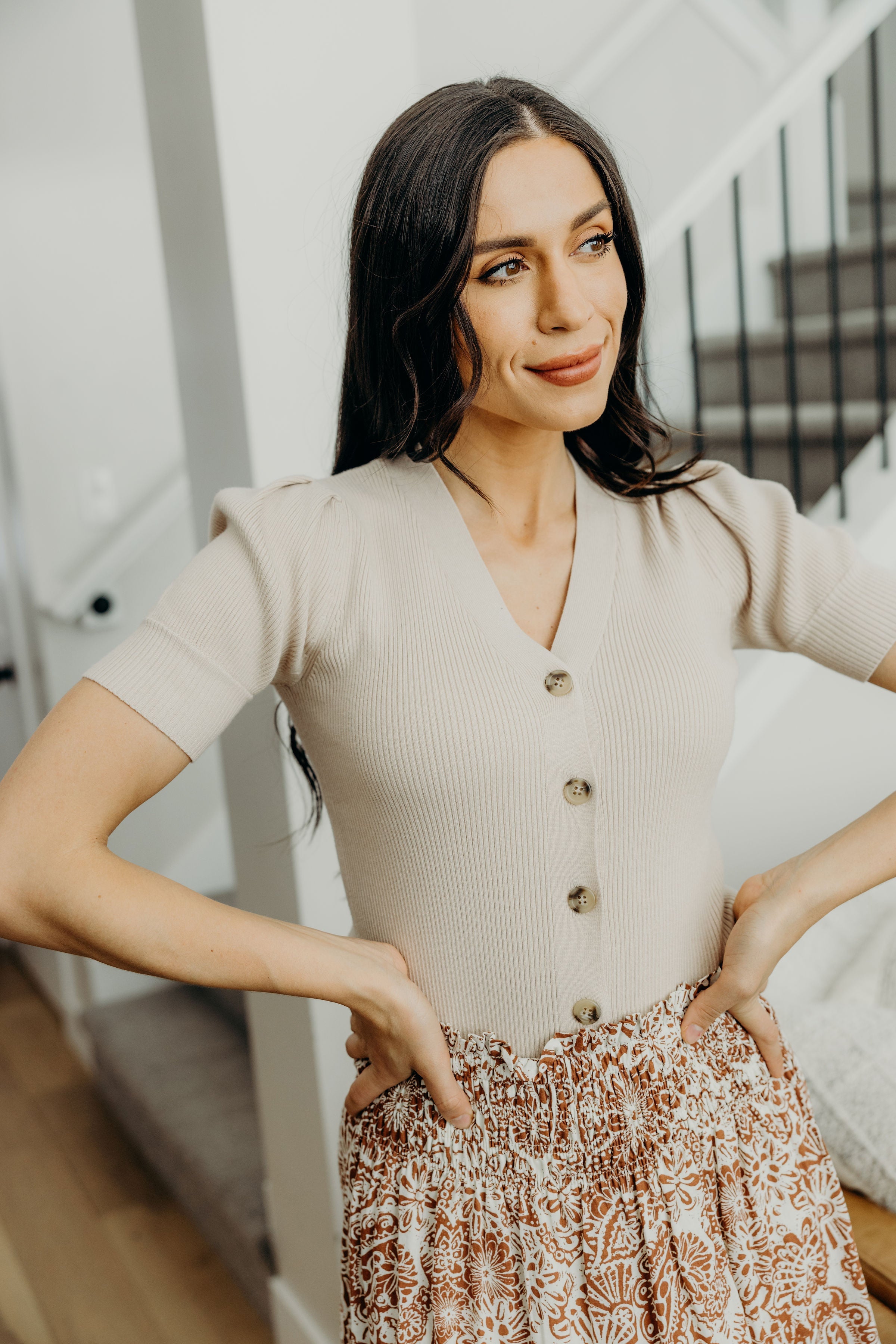 SHORT SLEEVE CARDIGAN IN TAN