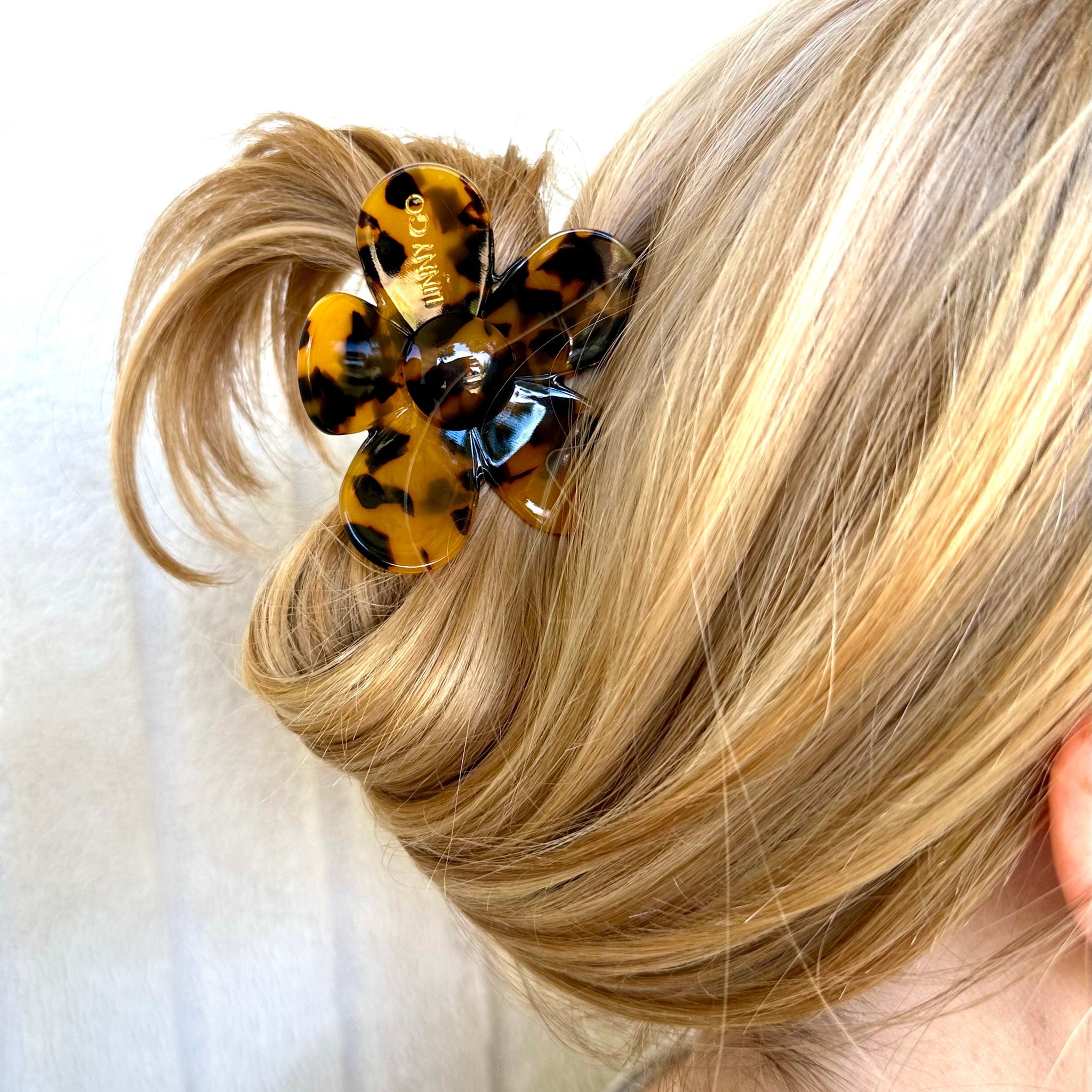 Gigi Flower Hair Clip - Brown Tortoise